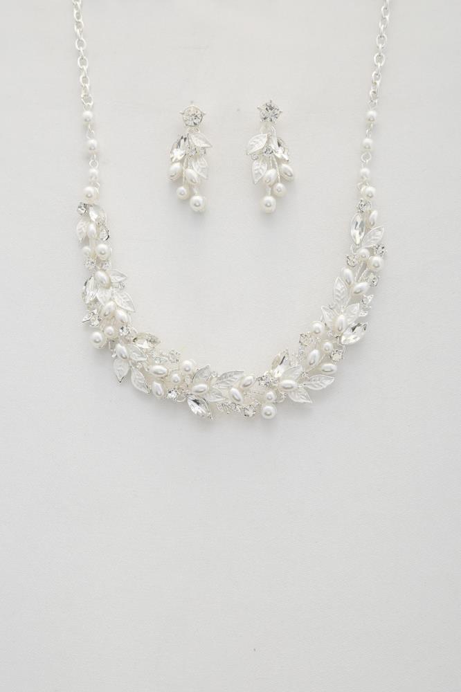 Leaf Pattern Pearl Necklace